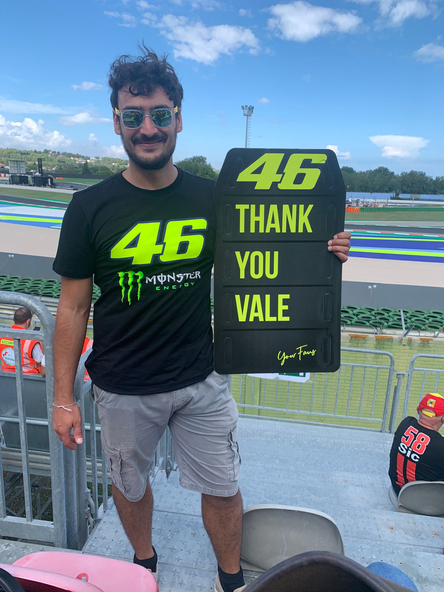 Francesco con il cartello Thank You Vale