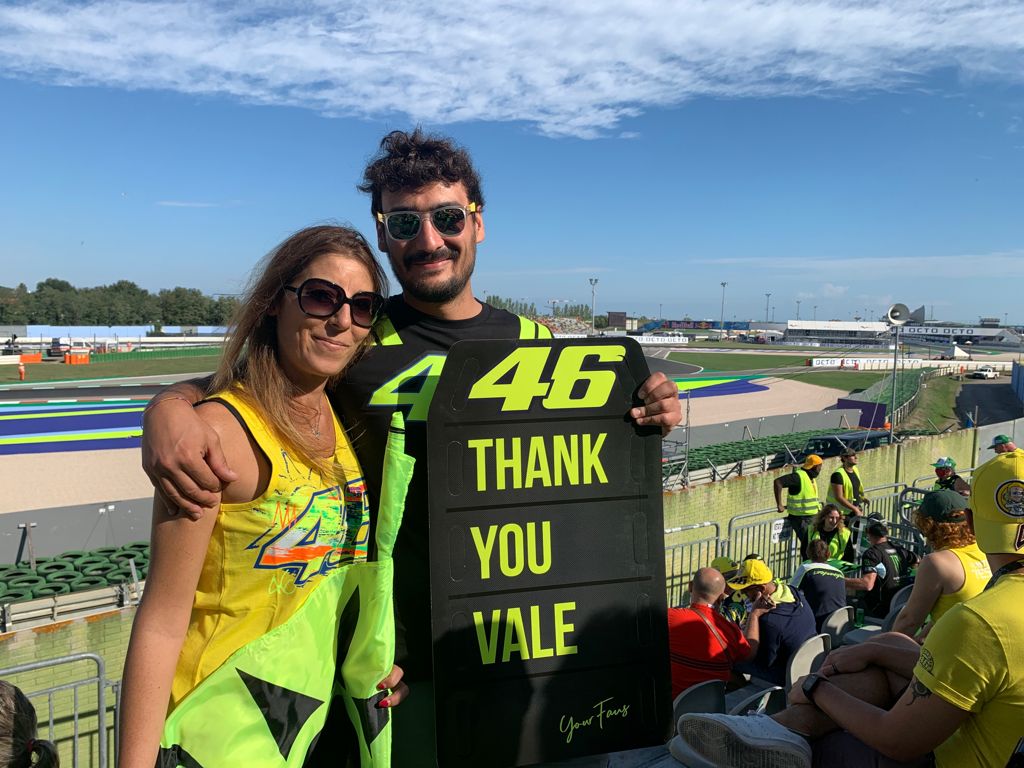 Francesco con il cartello Thank You Vale insieme a un'amica