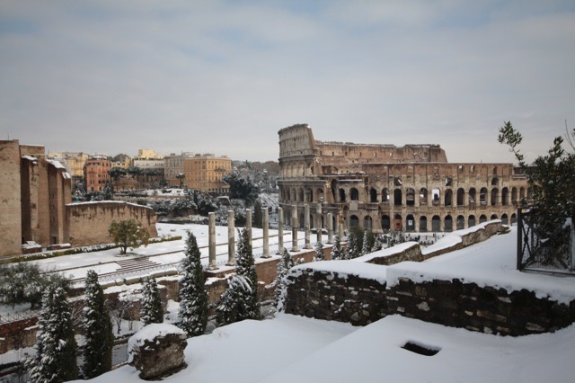 Colosseo sotto la neve