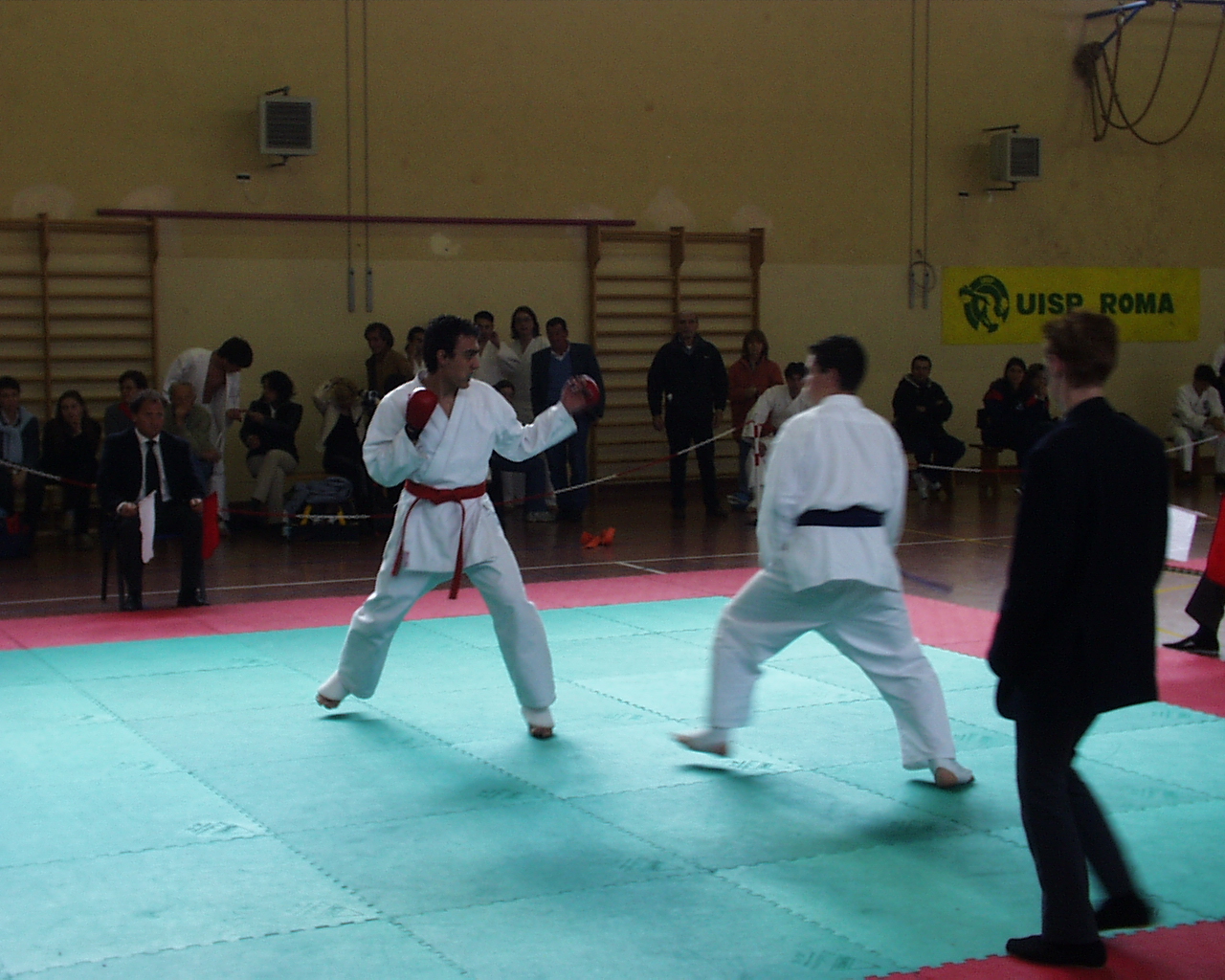 Francesco in gara di karate, tatami blu