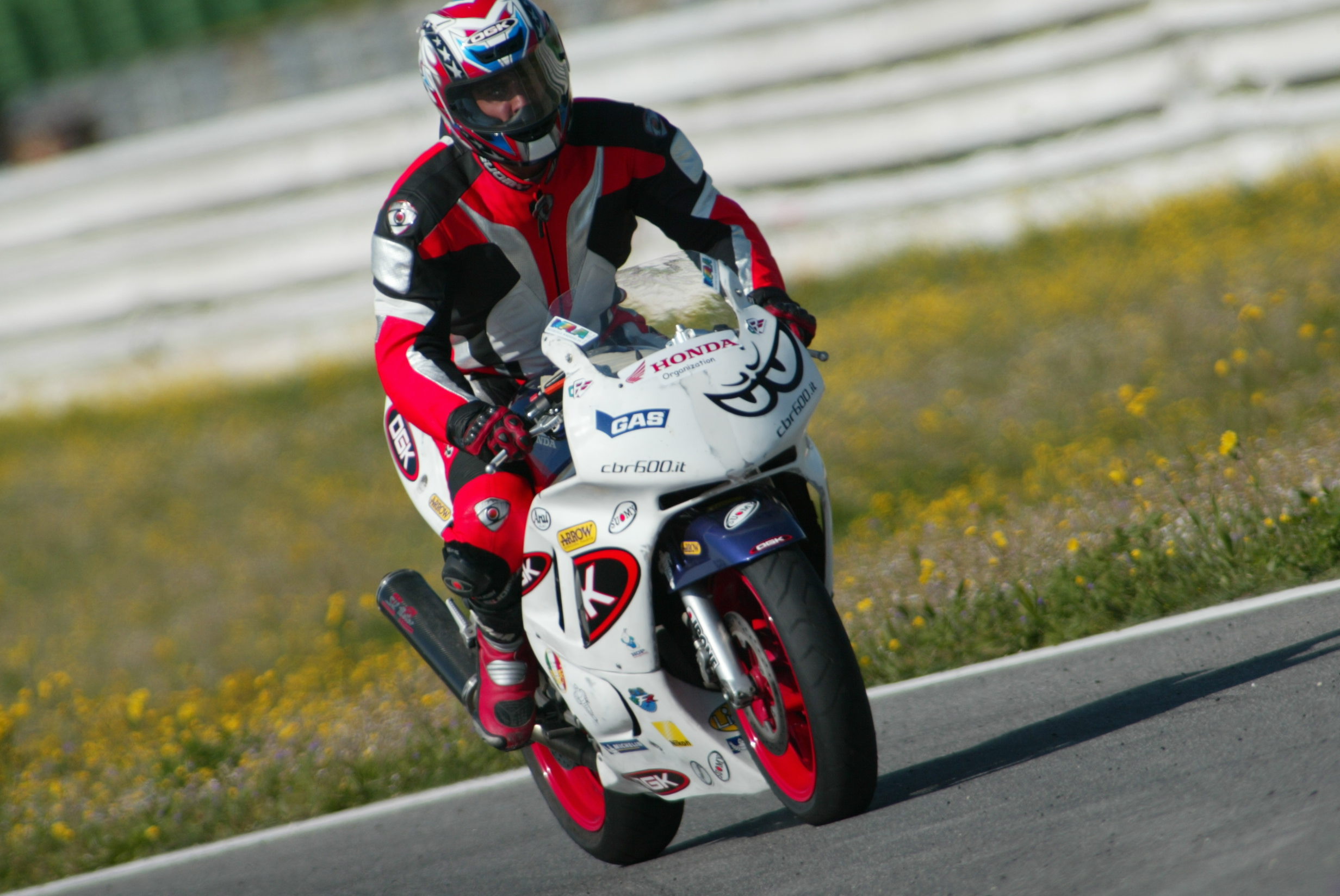 Francesco in pista con la moto da corsa