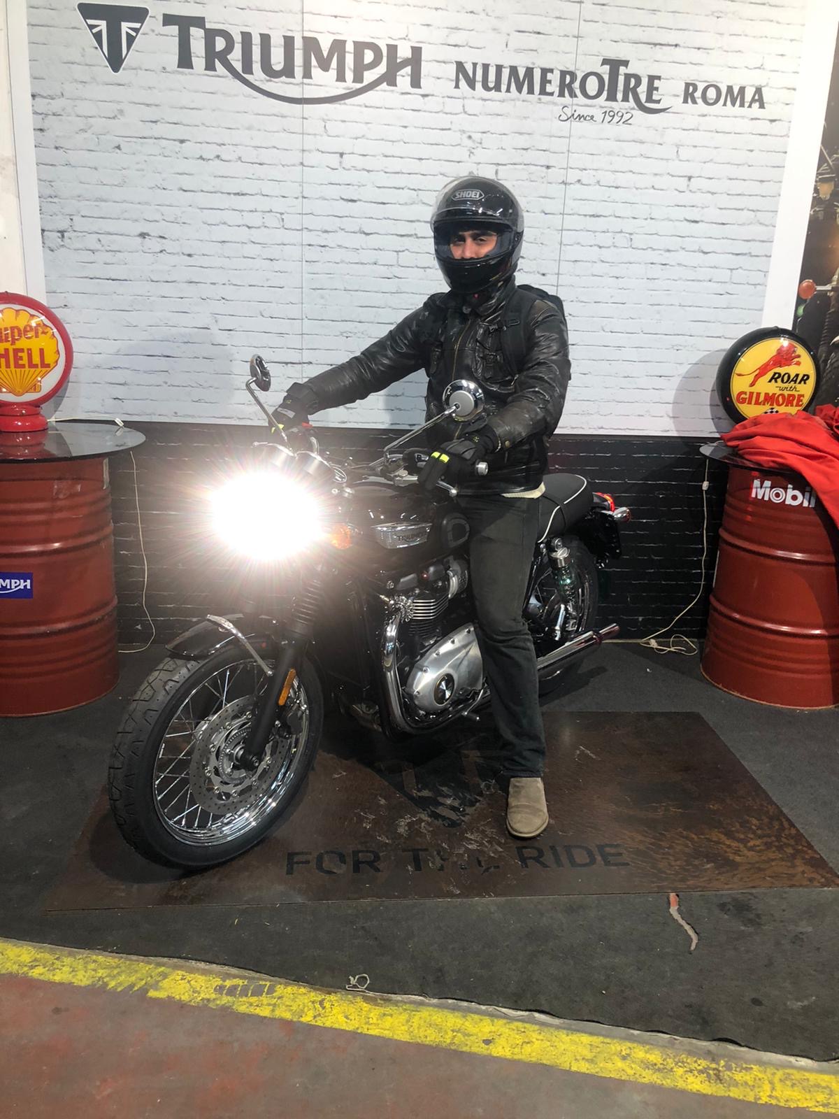 Francesco in moto di notte