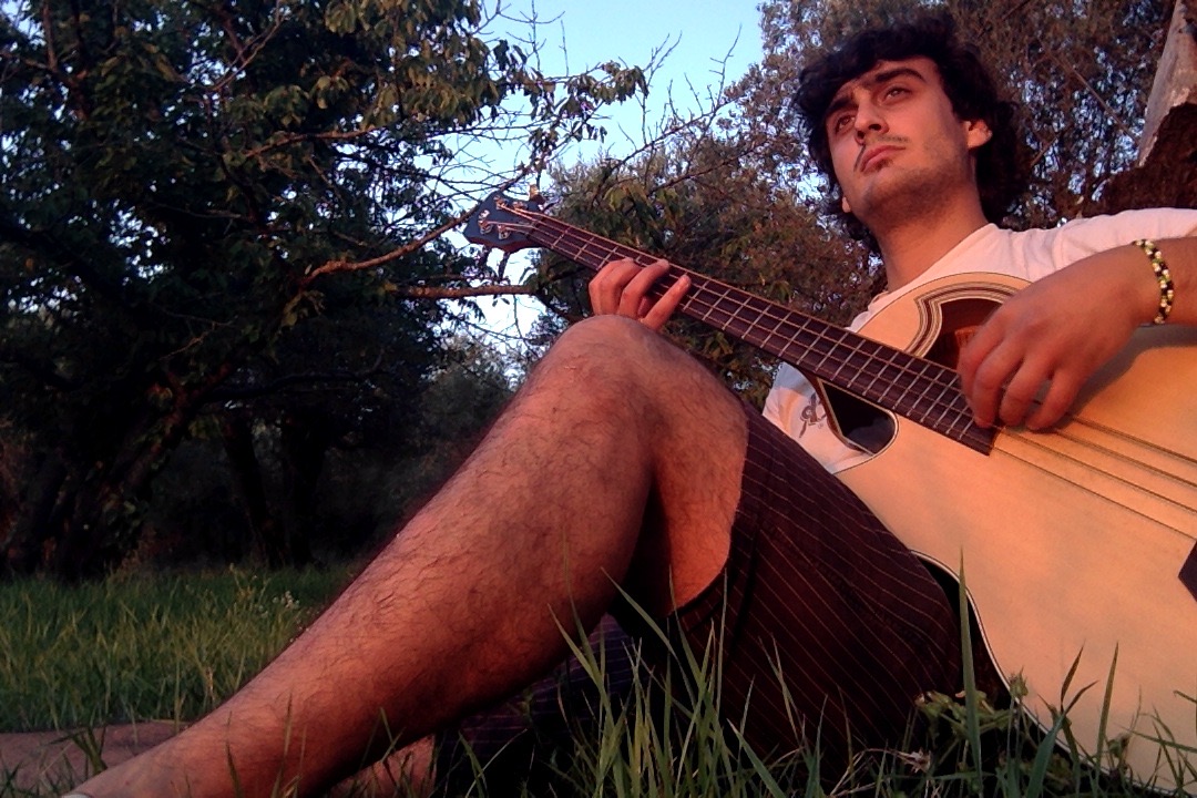 Francesco suona il basso all'aperto
