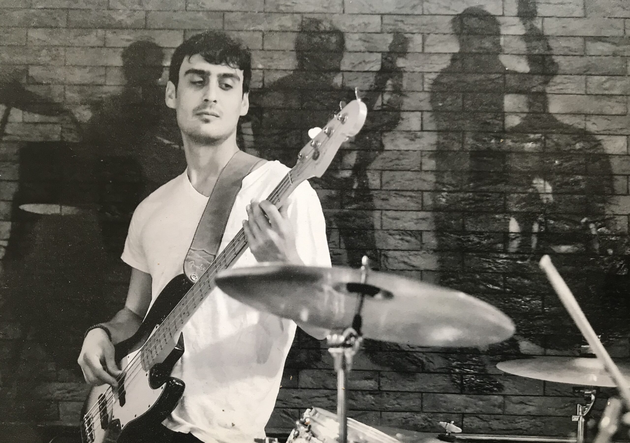 Francesco suona il basso, foto in bianco e nero