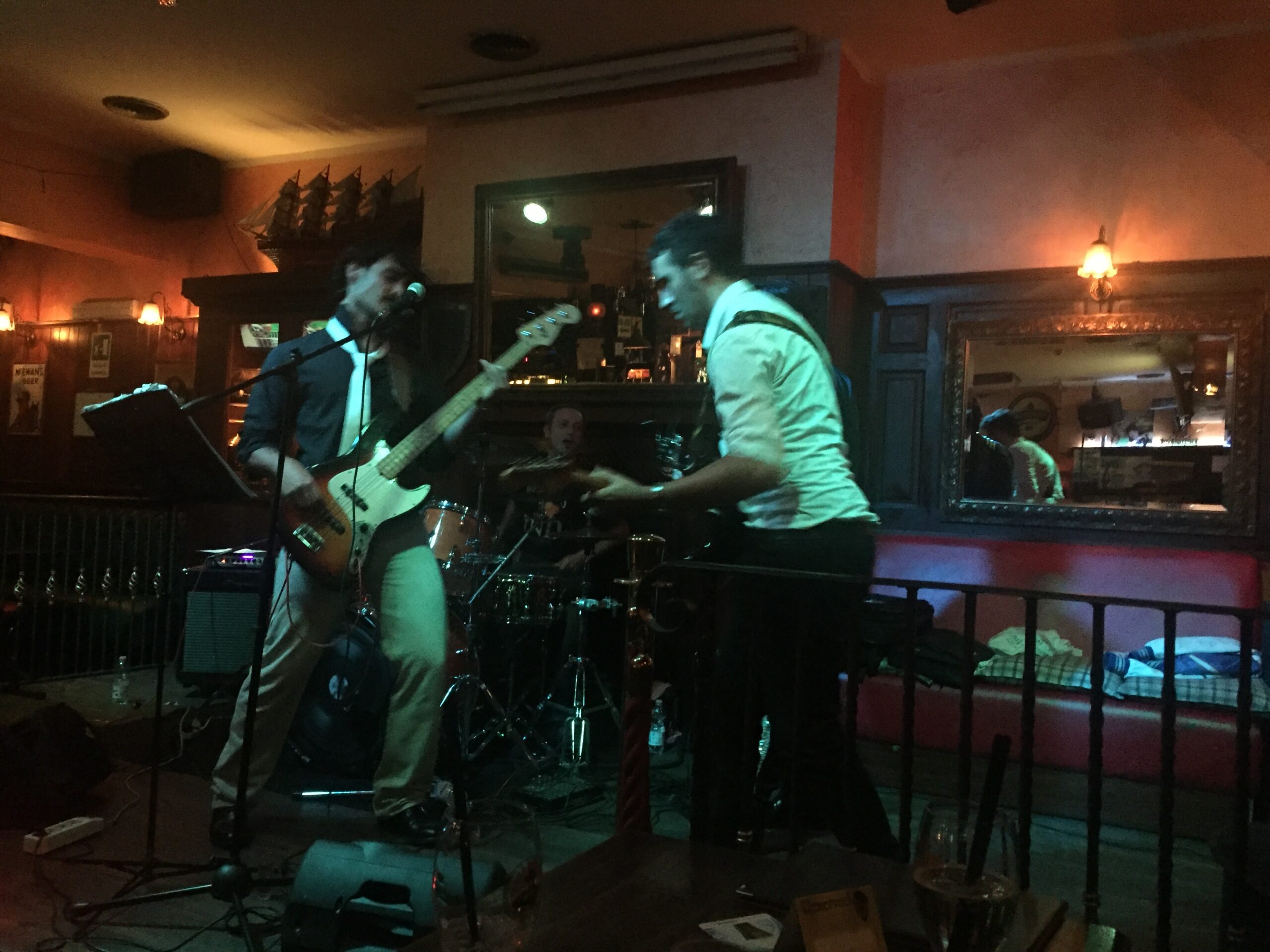 Francesco sul palco con la band