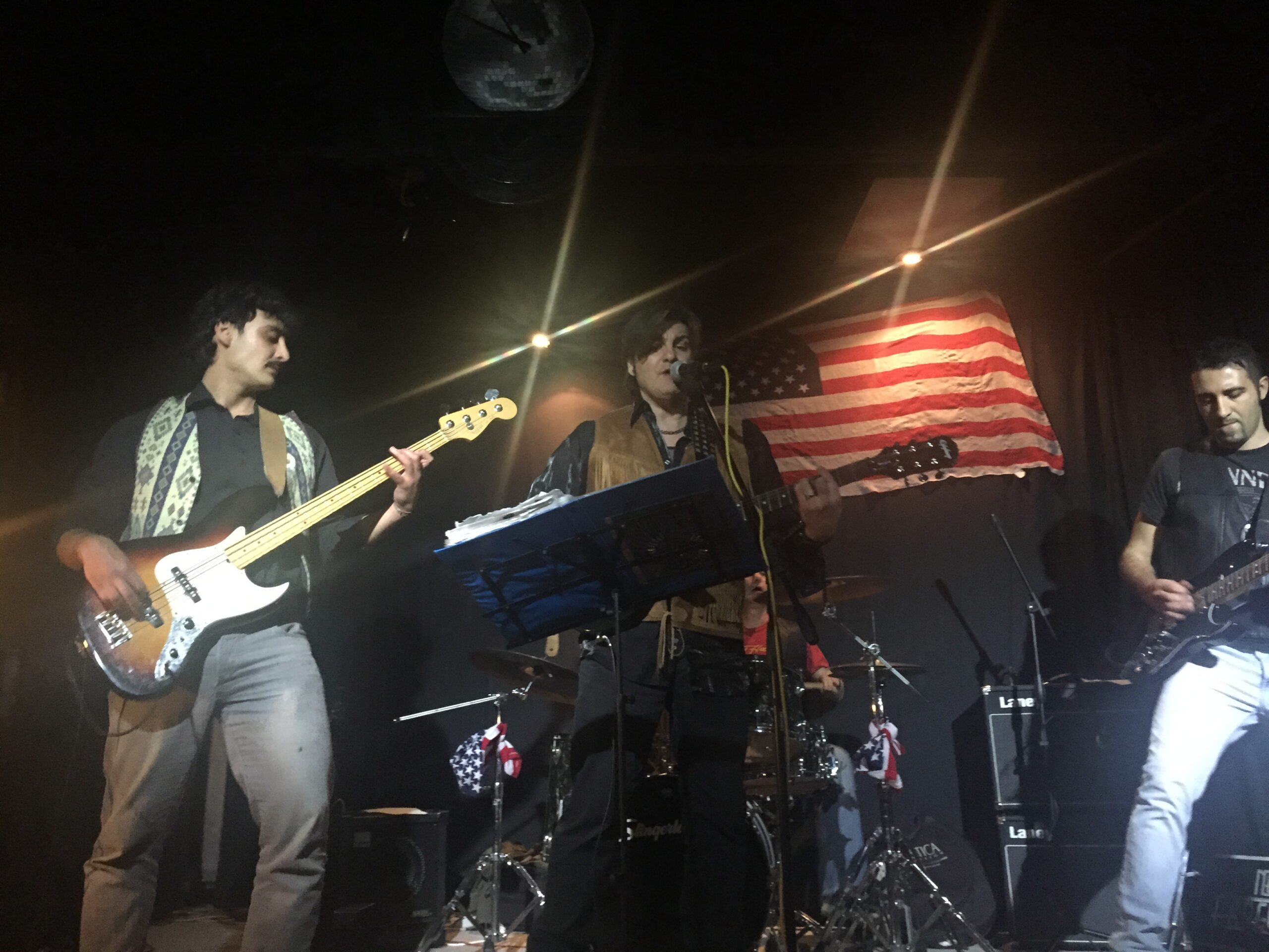 Francesco sul palco con la bandiera americana sullo sfondo