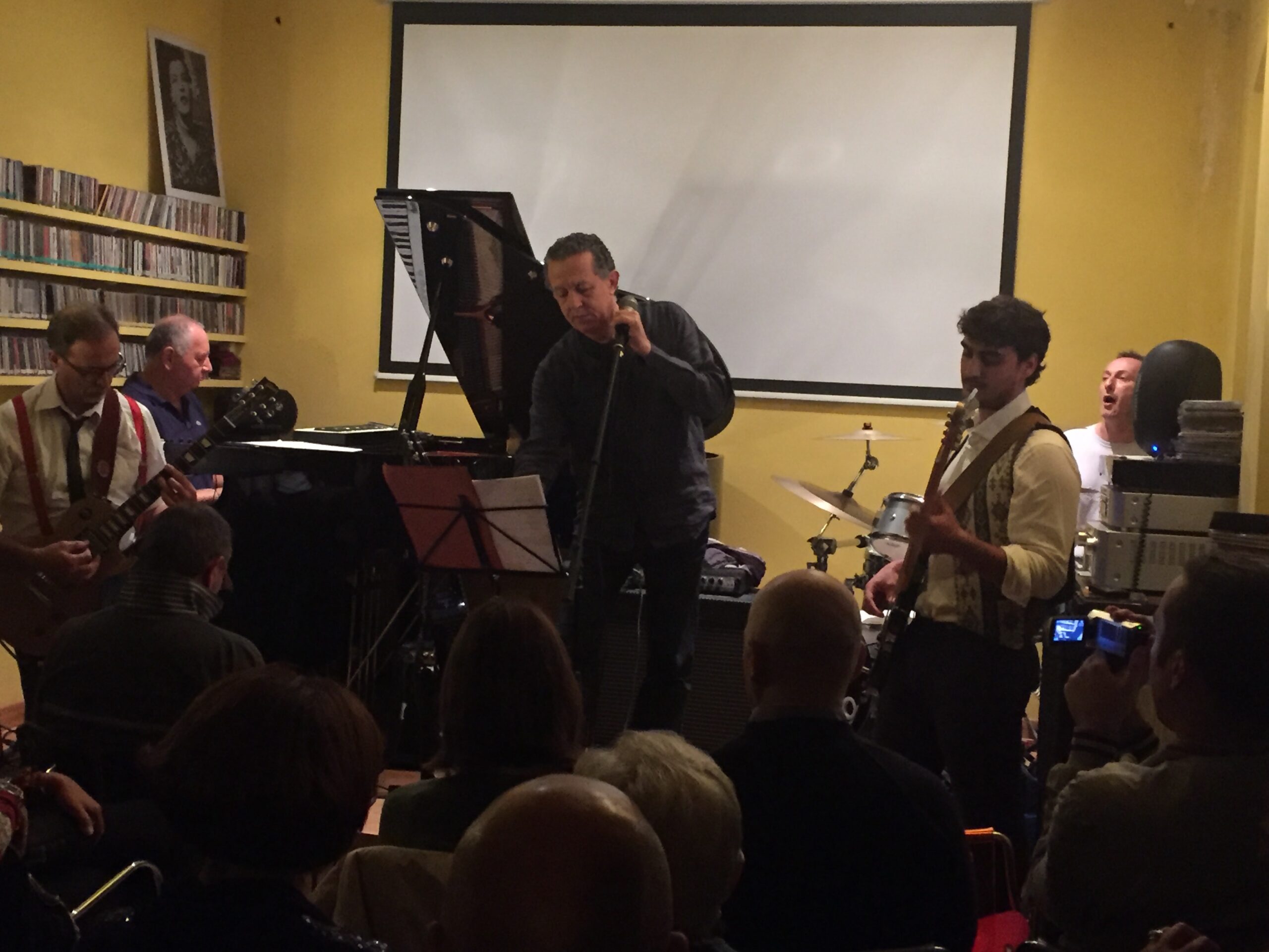 Francesco durante una serata con proiezione