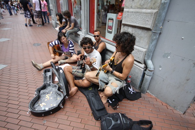 Francesco artista di strada con il gruppo