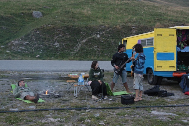 Francesco in viaggio in riva al mare con il gruppo