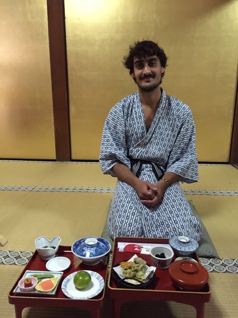 Francesco durante una cena tradizionale in Giappone