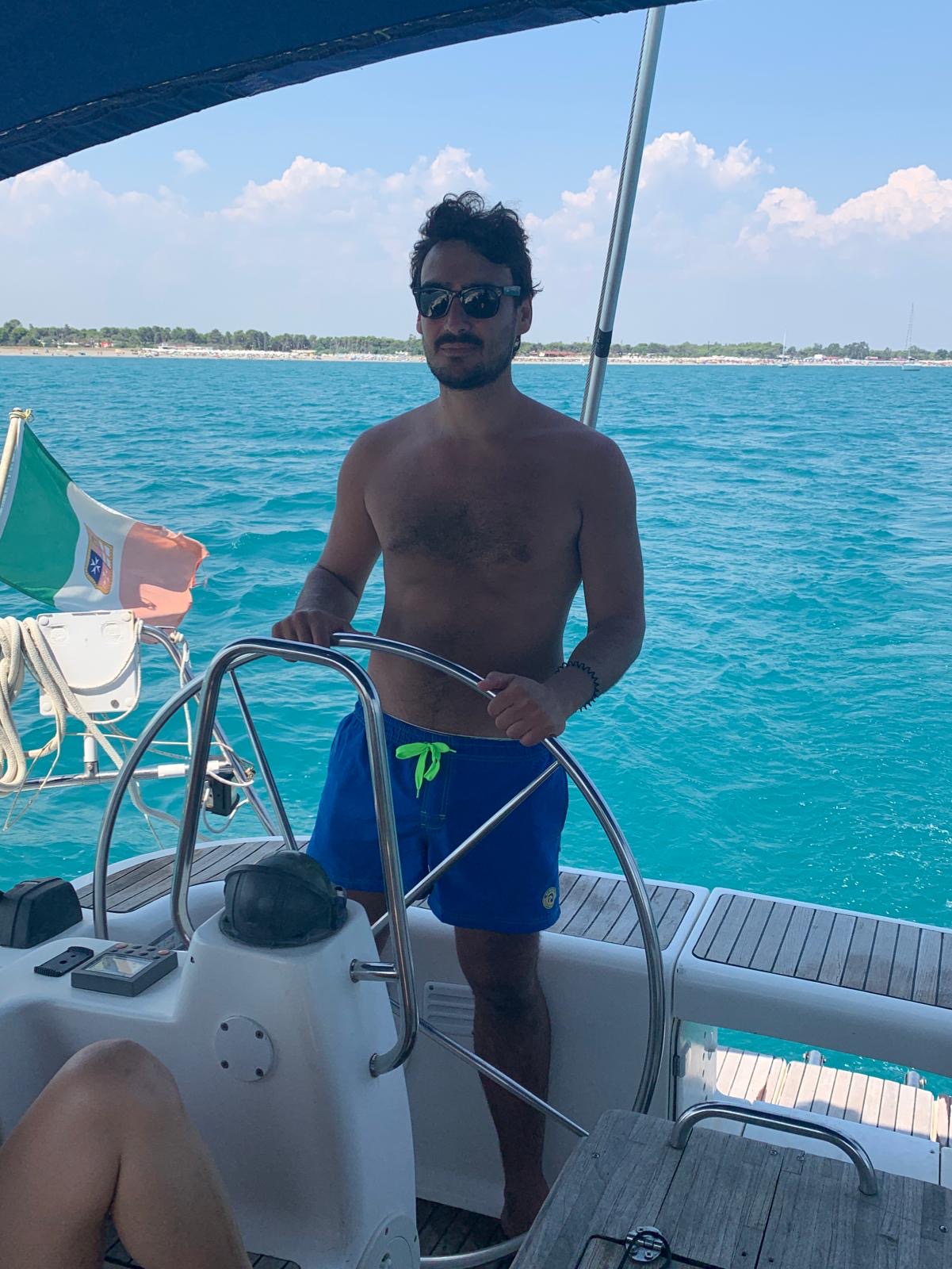 Francesco in barca al timone